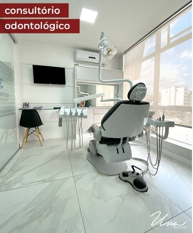 Consultório odontológico claro, com grandes janelas.